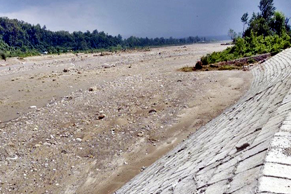 नदी कटान नियन्त्रणका लागि आरसीसी पर्खाल निर्माण हुँदै